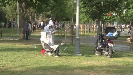 Bakırköy Sahili'nde piknikçiler yağmura yakalandı