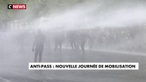 Manifestation anti-pass sanitaire : les manifestants repoussés des Champs-Elysées par des canons à eau