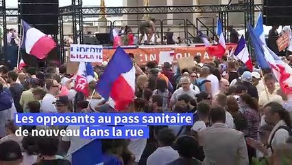 France: des milliers de personnes dans les rues contre le pass sanitaire