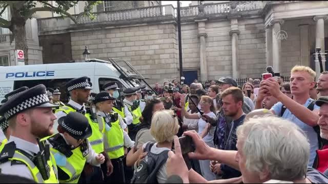 Son dakika haber: Kovid-19 önlemlerini protesto eden göstericilere polis müdahalesi