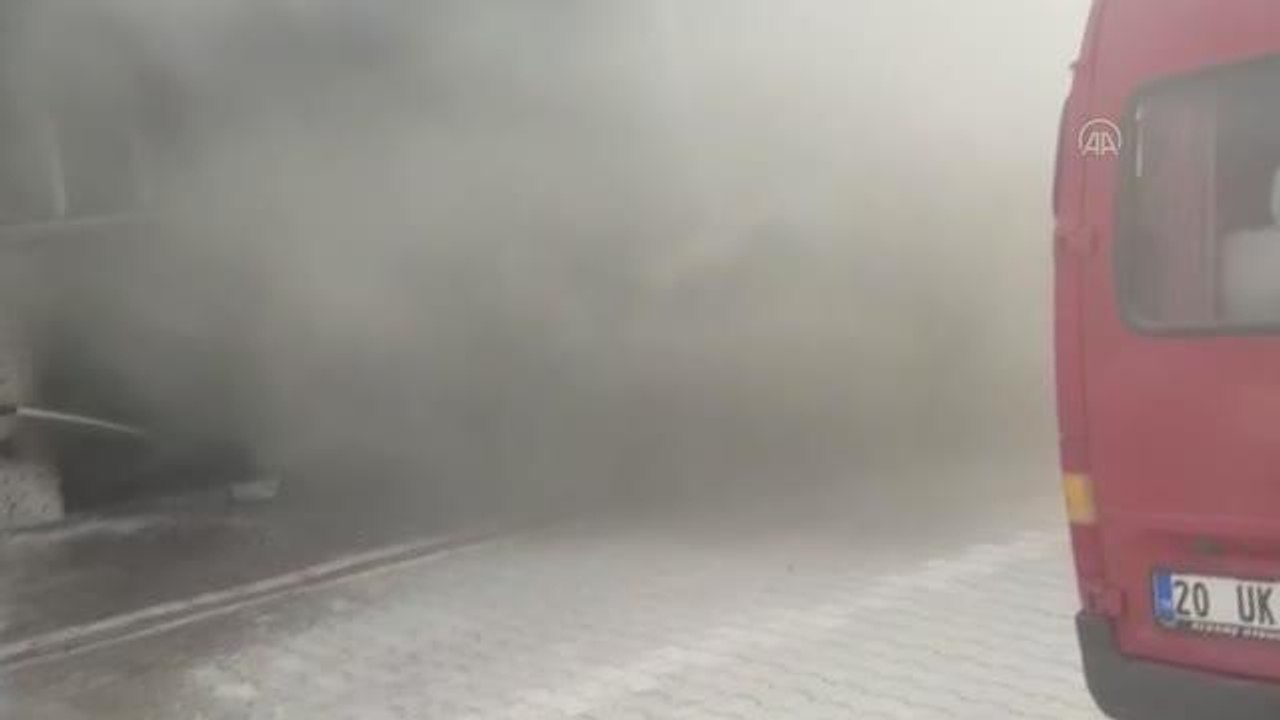 İtfaiye erleri, yangın çıkan binada dumandan etkilenen kedileri kurtardı