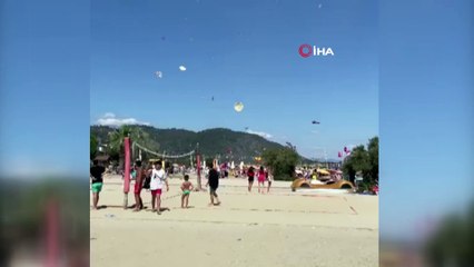 Balıkesir’de hortumun içinde kalan vatandaşların panik anları kameraya yansıdı