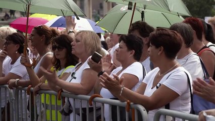 El personal sanitario húngaro denuncia un precario sistema de salud y exige mejoras salariales