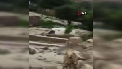 Son dakika! Sel felaketi...Minibüs ve koyun sürüsü sele kapılırken, çok sayıda yapı ise yıkıldı