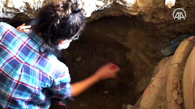2 bin 400 yıllık pitos mezar bulundu