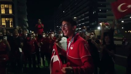 Mete Gazoz'a Türk kafilesinden coşkulu karşılama