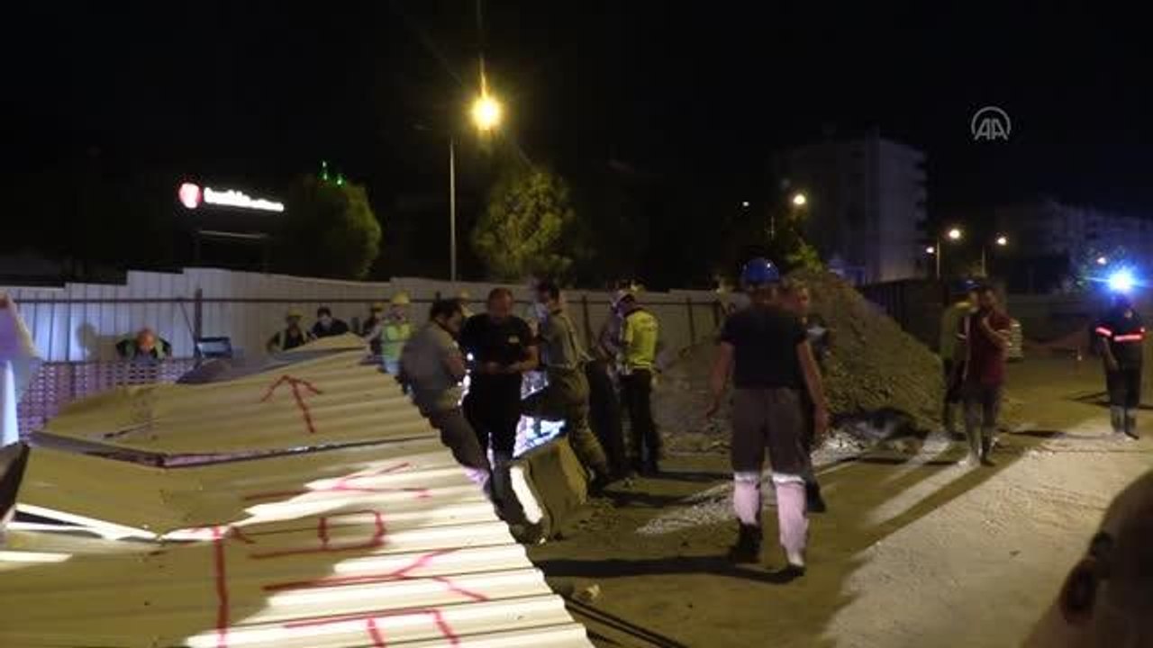 Otomobil metro inşaatındaki 25 metrelik boşluğa düştü: 2 ağır yaralı