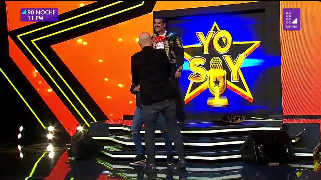 Adolfo Aguilar es derribado por imitador de Vicente Fernandez en las Audiciones de Yo Soy