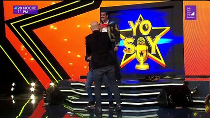 Adolfo Aguilar es derribado por imitador de Vicente Fernandez en las Audiciones de Yo Soy