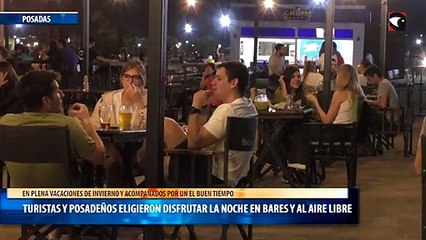 Turistas y posadeños eligieron disfrutar la noche en bares y al aire libre