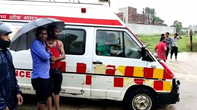 लगातार बारिश से उफान पर नदी-नाले दो घंटे फंसी रही एंबुलेंस