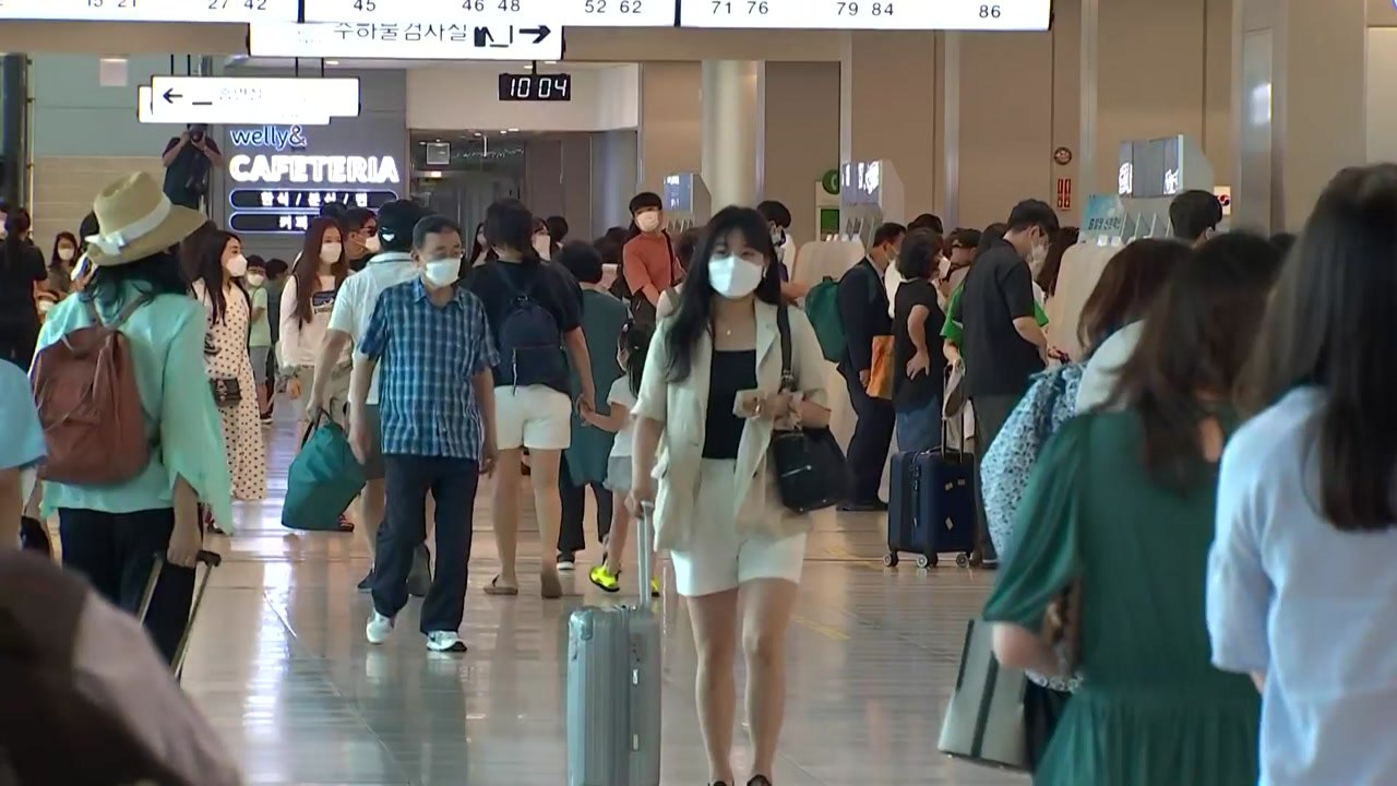 [날씨] 가마솥 더위 계속...휴가철, 무더위 피해 공항 북적 / YTN