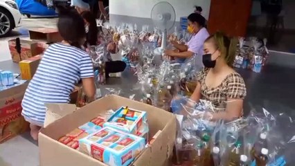 อ่างทอง น่าชื่นชมหญิงวัย42ปีและครอบครัวควักเงินแสนจัดถุงยังชีพวันละ100ชุด