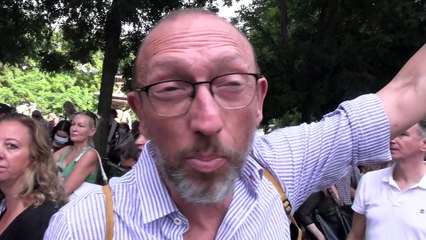 No Green Pass Day, in migliaia in piazza a Milano: spuntano cartelli con svastiche e facce di Hitler