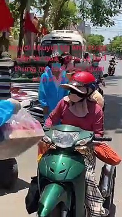 Cô gái khuyết tật nhường quà hỗ trợ cho người khó khăn