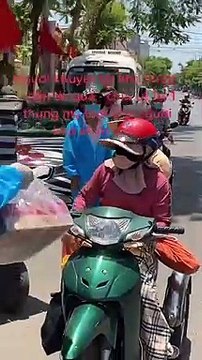 Cô gái khuyết tật nhường quà hỗ trợ cho người khó khăn