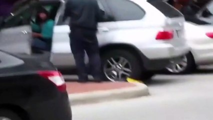 Rien n’arrêtera pas cette conductrice, et surtout pas le sabot de la fourrière