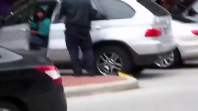 Rien n’arrêtera pas cette conductrice, et surtout pas le sabot de la fourrière