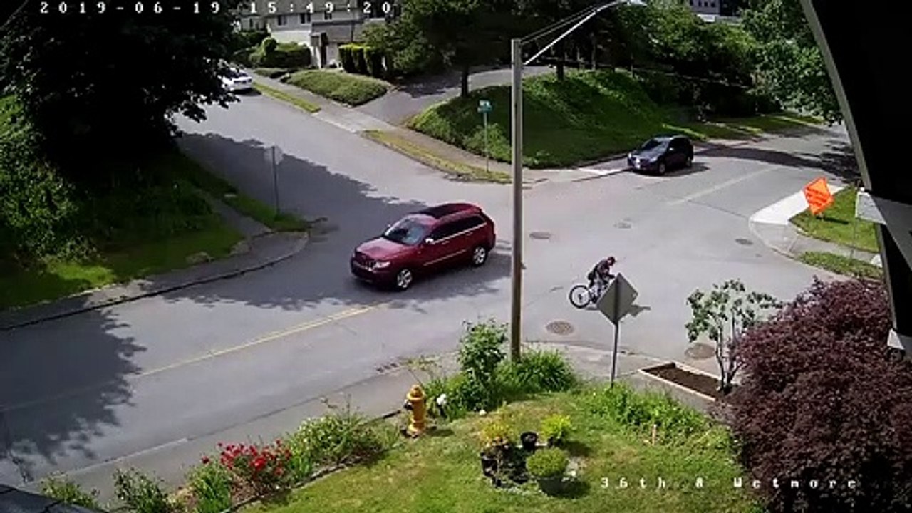 Il grille le stop à vélo et évite le drame de peu... Bon karma