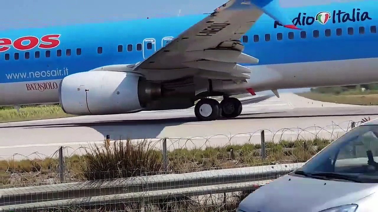 La piste d'atterrissage la plus dingue du monde : tout près d'une plage... Tout le monde s'envole