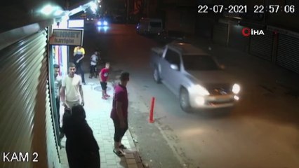 Rastgele ateş açan motosikletli magandalar mahalleye korku saldı...O anlar kamerada