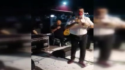 Ünlü sanatçı Hasan Yılmaz, vatandaşlara örnek olmak için sahnede koronavirüs aşısı yaptırdı