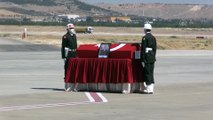 GAZİANTEP - Fırat Kalkanı Harekatı bölgesinde şehit olan iki askerin cenazesi memleketlerine uğurlandı