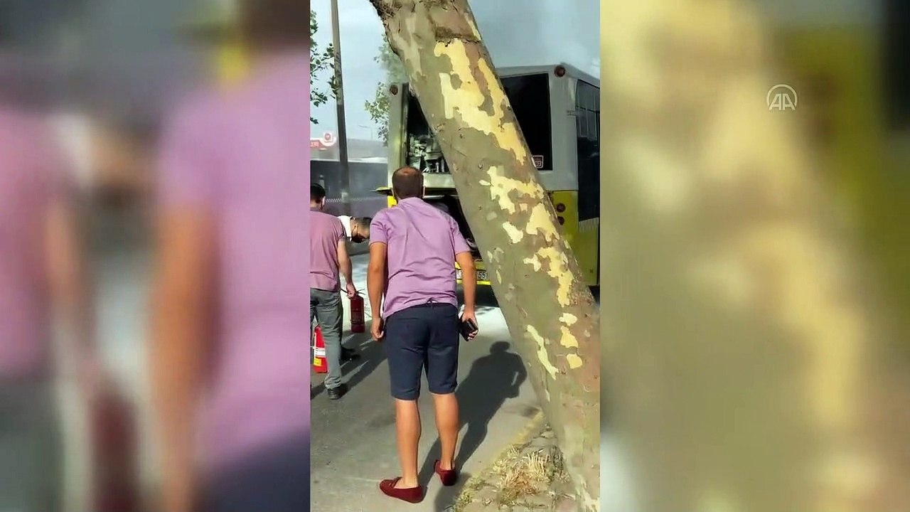 Ataşehir'de seyir halindeki özel halk otobüsünde çıkan yangın söndürüldü