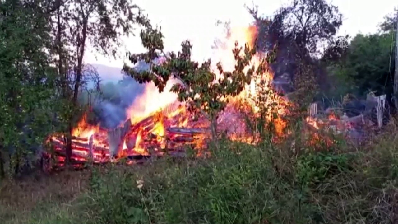 KASTAMONU - Pınarbaşı ilçesinde çıkan yangında ahşap ev tamamen yandı