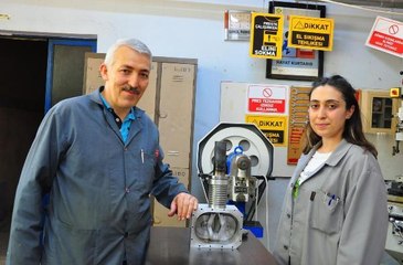 KIZINI TEŞVİK ETMEK VE ÖĞRENCİLERİNE ÖRNEK OLMAK İÇİN YÜKSEK LİSANS YAPTI