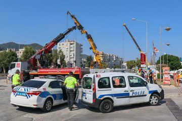 Otomobil metro inşaatındaki 25 metrelik boşluğa düştü: 1 ölü, 1 yaralı - Aracın çıkarılması