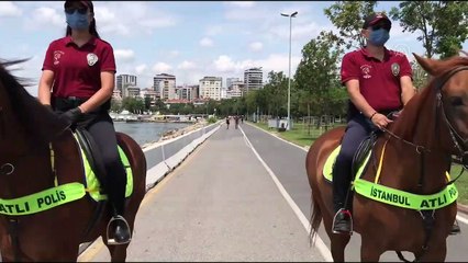 İSTANBUL - Atlı polislerden Caddebostan Sahili'nde koronavirüs denetimi