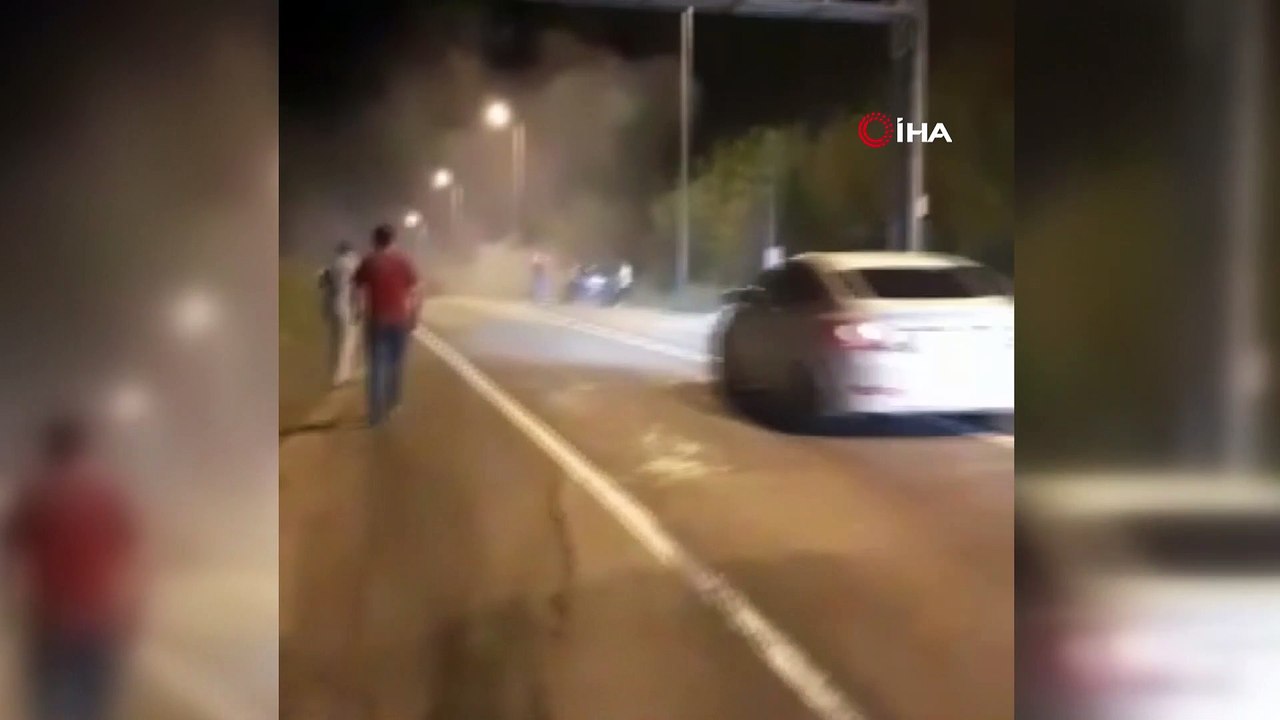 Seyir halinde  alev alan otomobile su bidonları ve yangın tüpleri ile müdahale edildi