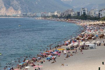 TATİLİN SON GÜNÜNDE KONYAALTI SAHİLİ'NDE YOĞUNLUK