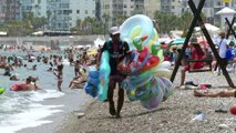 ANTALYA - Turizmin başkenti Antalya'da tatilciler sahillerde yoğunluk oluşturdu