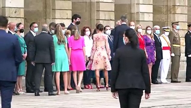 La reina Letizia sucumbe al estampado floral en su visita a Santiago de Compostela con guiño a la princesa Leonor. GTRES