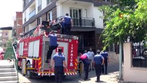 Polis, apartmana saklanan hırsızı yakalamak için çatıya itfaiye merdiveniyle çıktı
