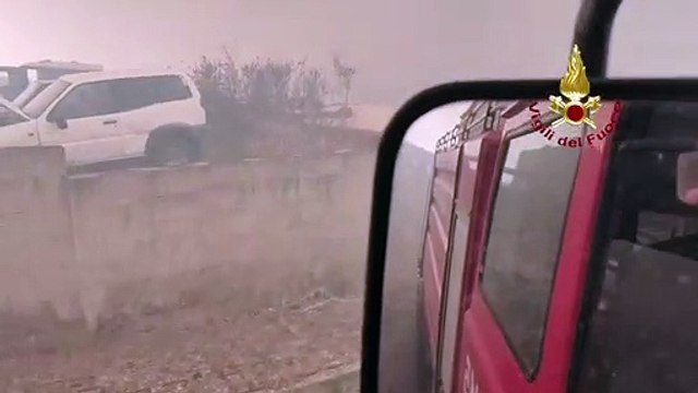 Sardegna: prosegue incendio, 400 persone evacuate. 5 aerei canadair sul posto - video