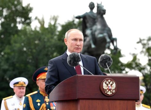 Putin: Düşmanı tespit etme ve önlenemez saldırı gerçekleştirme yeteneğine sahibiz Putin, Rus denizcilerin Donanma Günü'nü kutladı