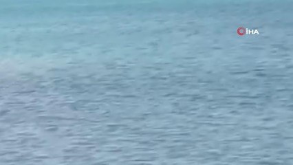 Boğulma tehlikesi yaşayan 2 kişinin kurtarılma anı kamerada