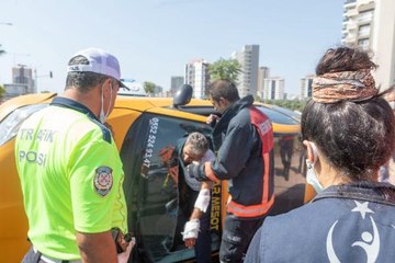 DEVRİLEN TAKSİNİN ŞOFÖRÜ ÖN CAM KESİLEREK KURTARILDI