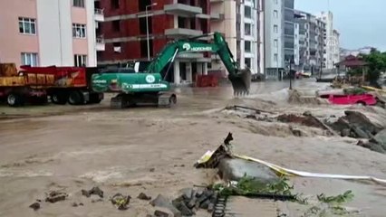 Son dakika haberi! DSİ operatörü Şahinbaş, Arhavi'deki sele ilk müdahalesi kamerada