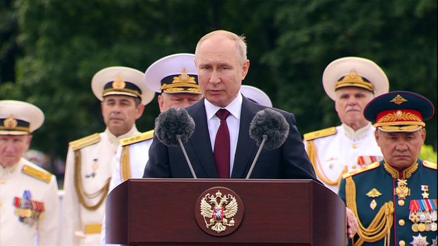 Главный парад ВМФ в Петербурге прошёл со зрителями