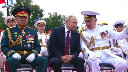 Rusia exhibe su poderío naval en el desfile del Dia de la Armada en San Petersburgo