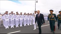 Putin preside el desfile naval con motivo del 325 aniversario de la Armada rusa