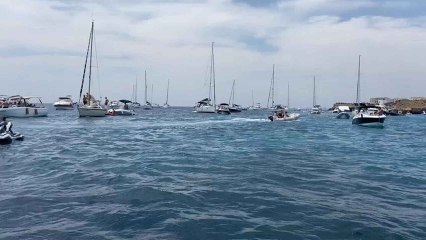 Tabarca desde el mar, este domingo donde se aprecian numerosas embarcaciones