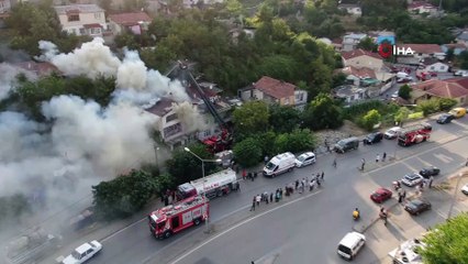Üsküdar'da çatı katında yangın: Anne ve 2 çocuğu mahsur kaldı