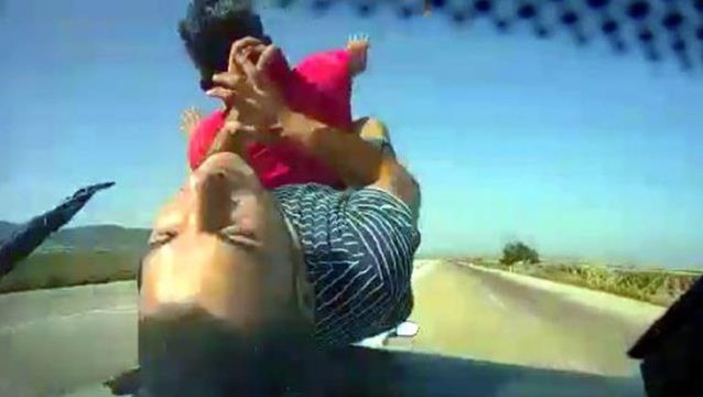 Otomobilin çarptığı motosiklettekiler metrelerce yükselip yola savruldu! O anlar kamerada