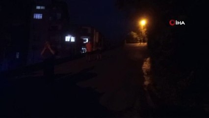 Rize’de çay yüklü kamyon yola devrildi: Tonlarca çay yola döküldü