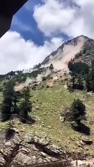 Hindistan'da tepeden düşen kayalar 9 turistin ölümüne neden oldu